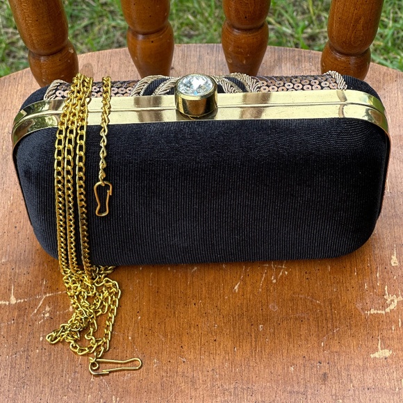 BLACK CLUTCH PURSE WITH CROSSBODY CHAIN - Picture 2 of 4